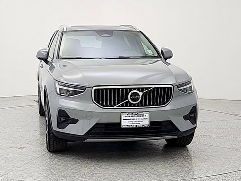 Certified 2025 Volvo XC40 B5 Plus AWD/4WD image 2