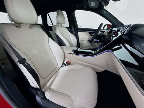 Used 2025 Mercedes-Benz GLC 300 4MATIC image 30