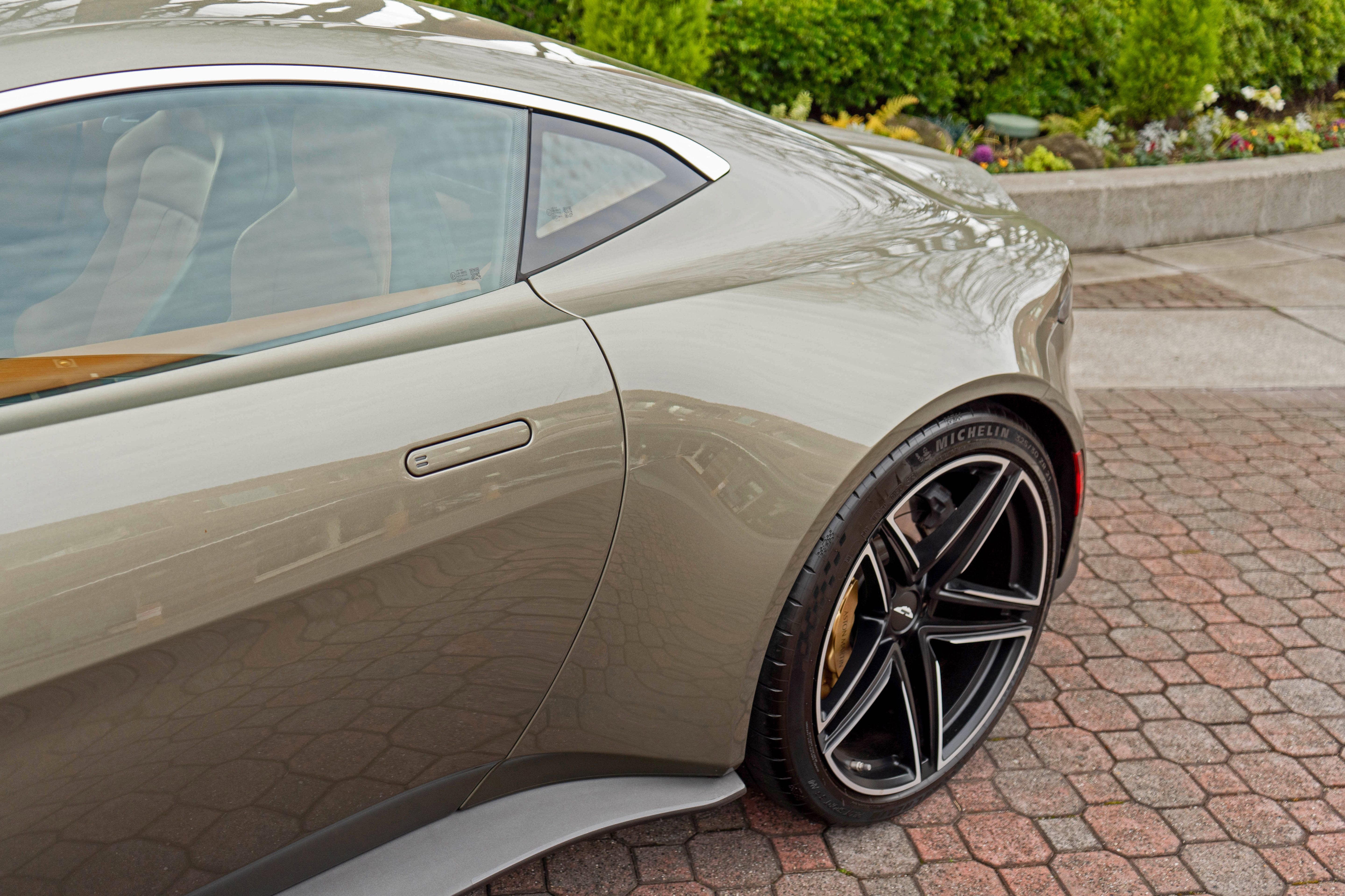 Used 2025 Aston Martin V8 Vantage Coupe RWD image 35