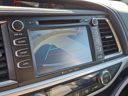 Used 2019 Toyota Highlander XLE image 19