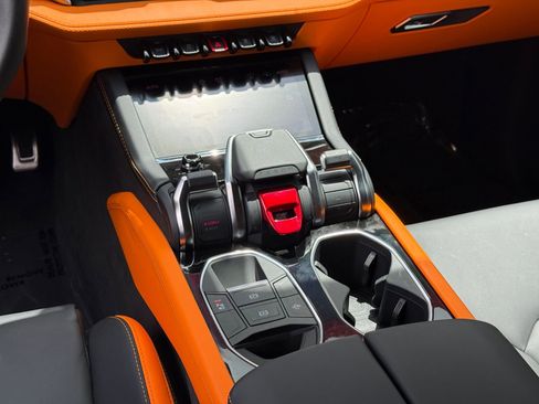 Used 2025 Lamborghini Urus Performante AWD/4WD image 27