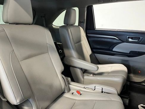 Used 2015 Toyota Highlander Limited Platinum AWD/4WD image 13
