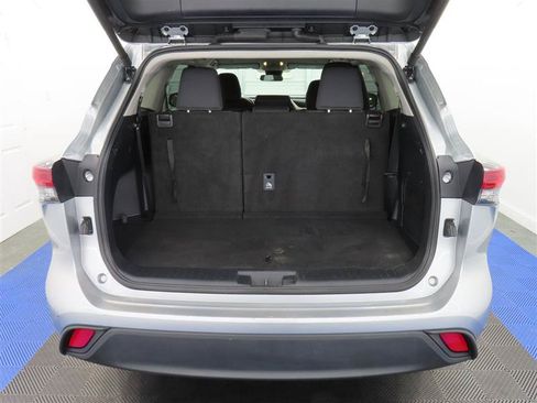Used 2025 Toyota Highlander LE FWD image 9