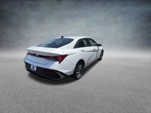 Used 2025 Hyundai Elantra Blue image 23