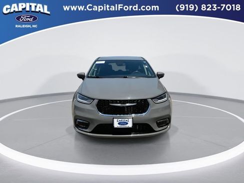 Used 2023 Chrysler Pacifica Touring-L FWD image 3