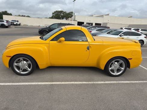 Used 2003 Chevrolet SSR w/ Preferred Equipment Group image 2