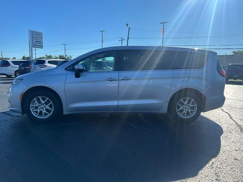 Used 2023 Chrysler Pacifica Touring-L FWD image 6