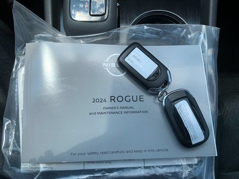 Used 2024 Nissan Rogue SV AWD/4WD image 10