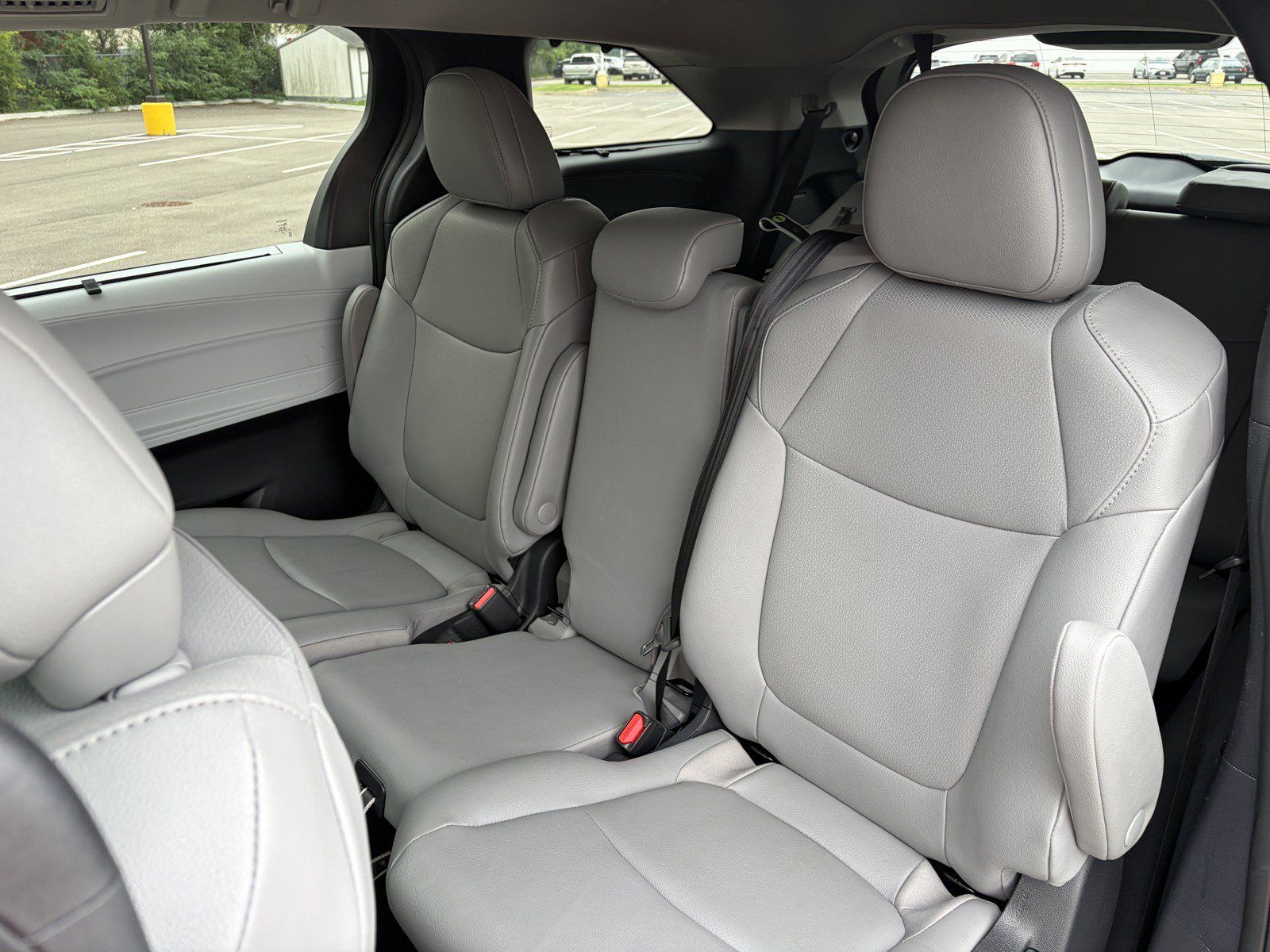 Used 2026 Toyota Sienna XLE FWD image 9