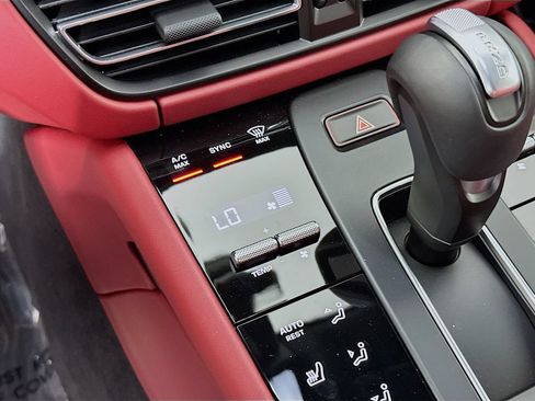 Certified 2025 Porsche Macan AWD/4WD image 18