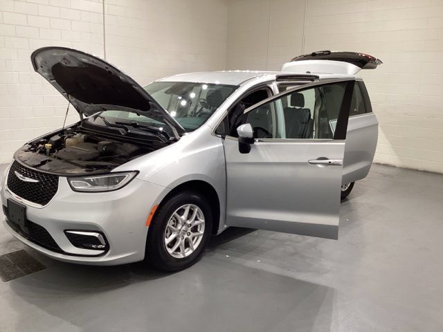 Used 2023 Chrysler Pacifica Touring-L FWD image 11