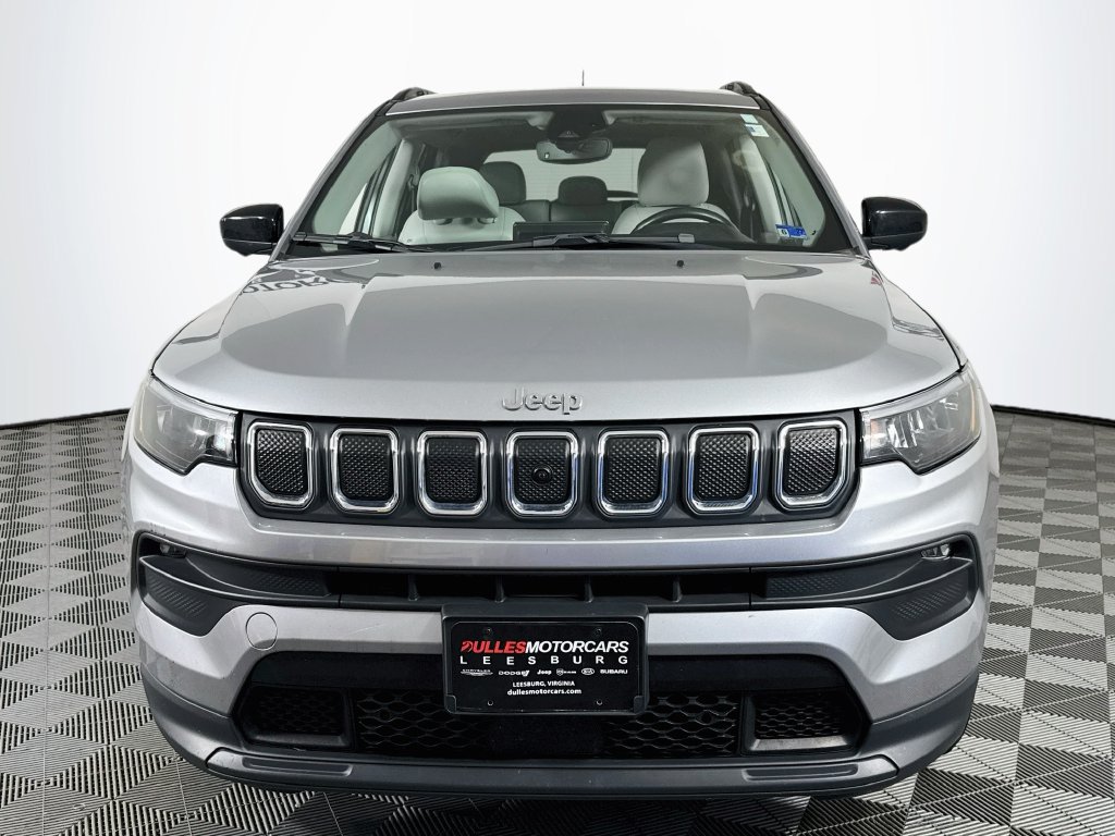 Used 2022 Jeep Compass Latitude w/ Sun and Sound Group AWD/4WD image 2