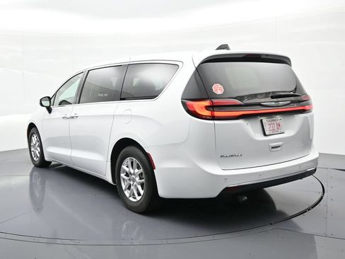 Used 2023 Chrysler Pacifica Touring-L FWD image 8