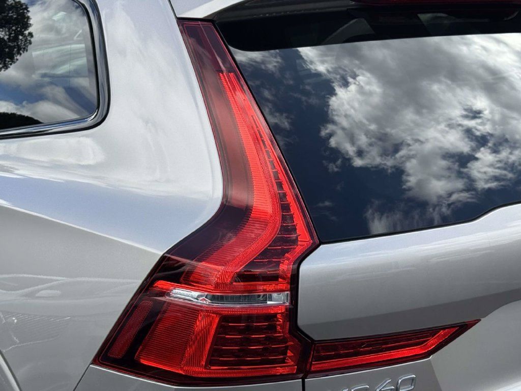 Certified 2024 Volvo XC60 B5 Ultimate AWD/4WD image 8