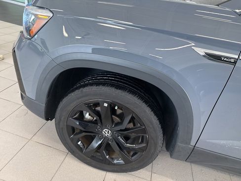 Used 2023 Volkswagen Taos SE w/ Black Wheel Package image 3