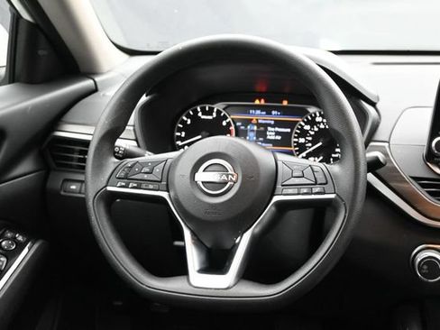 Used 2023 Nissan Altima 2.5 SV FWD image 9