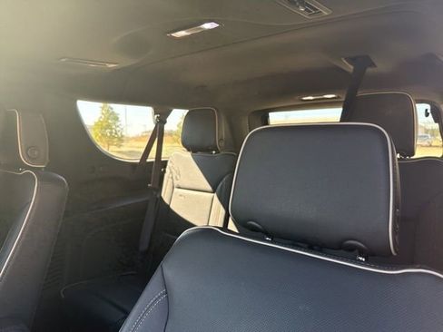Used 2023 GMC Yukon XL SLT image 8
