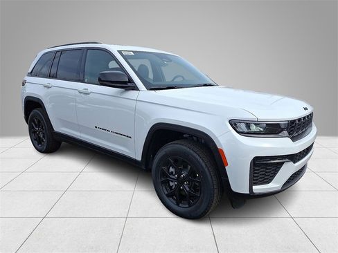New 2026 Jeep Grand Cherokee Laredo image 3