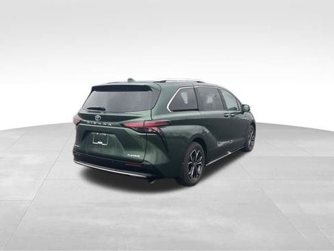 Used 2025 Toyota Sienna Platinum image 5