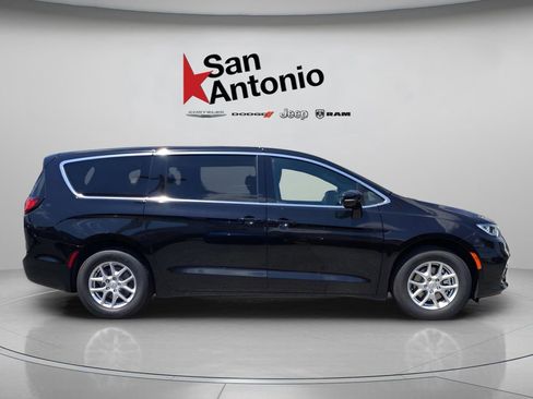 New 2026 Chrysler Pacifica Select image 9