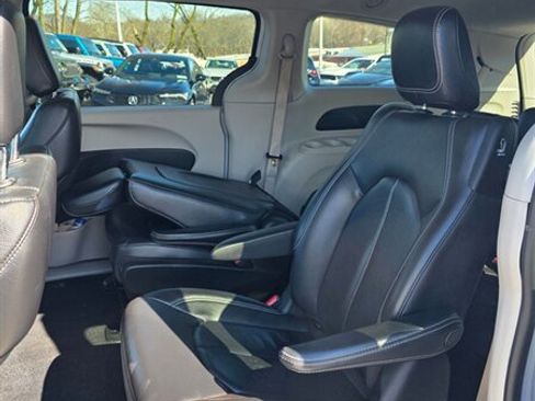 Used 2022 Chrysler Pacifica Touring-L image 7
