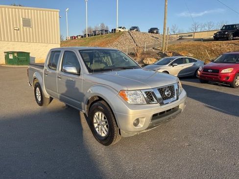 Used 2014 Nissan Frontier SV image 2