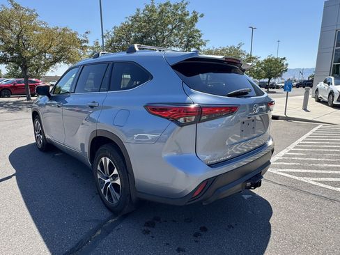 Used 2021 Toyota Highlander XLE AWD/4WD image 3
