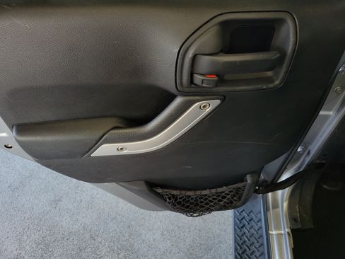 Used 2014 Jeep Wrangler Unlimited Sahara w/ Dual Top Group AWD/4WD image 10