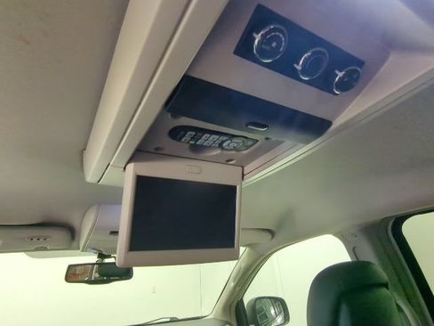 Used 2016 Chrysler Town & Country Touring-L FWD image 26