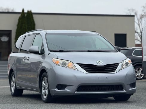 Used 2012 Toyota Sienna LE image 2