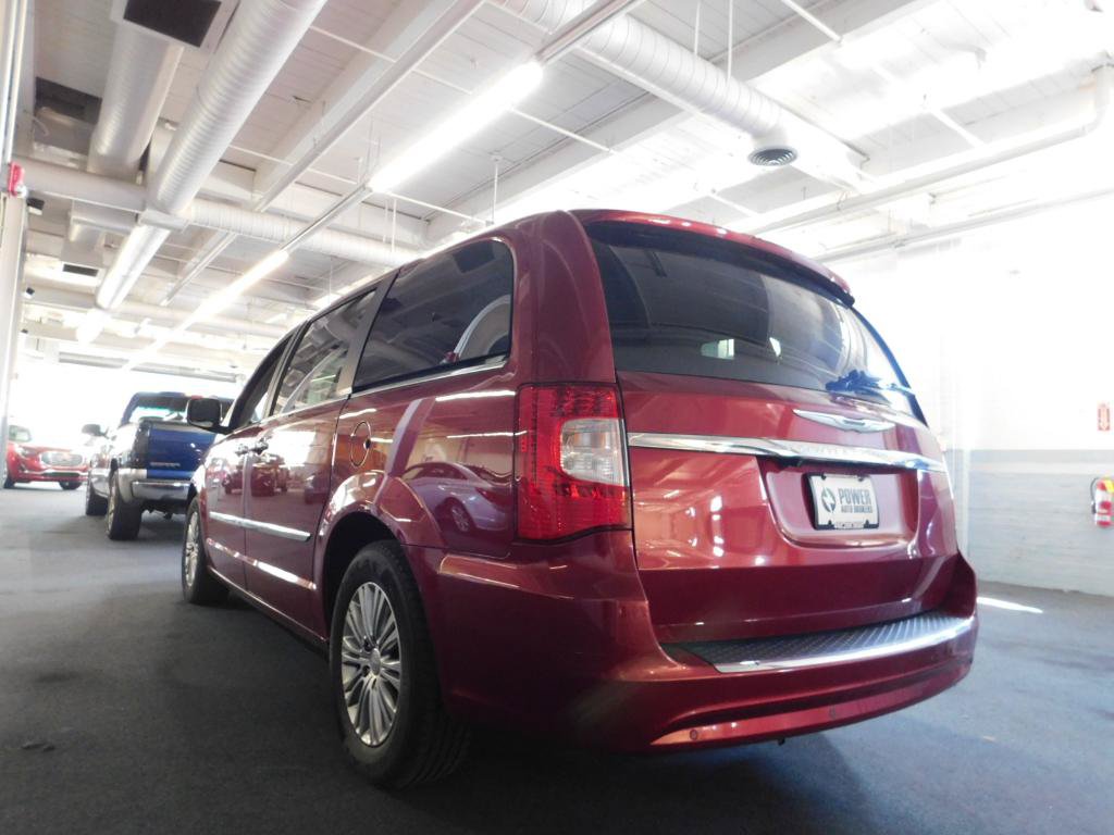 Used 2013 Chrysler Town & Country Touring-L w/ Driver Convenience Group FWD image 2