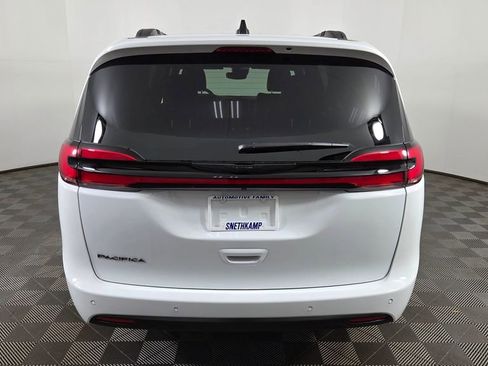 New 2025 Chrysler Pacifica Select w/ Fav Edition Package image 6