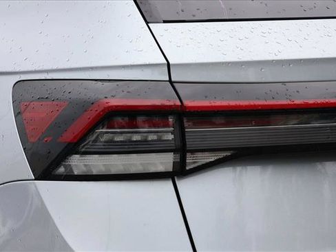 Used 2025 Volkswagen Taos SE FWD image 11