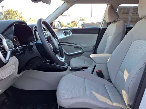 Certified 2025 Kia Soul LX w/ LX Technology Package FWD image 6