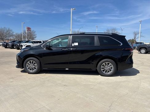 New 2026 Toyota Sienna XLE image 2