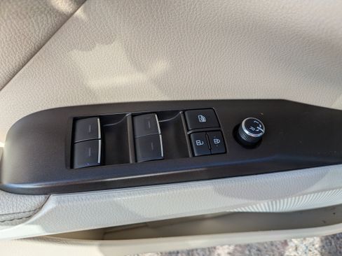 Used 2022 Toyota Camry XLE w/ Navigation Upgrade Package image 19