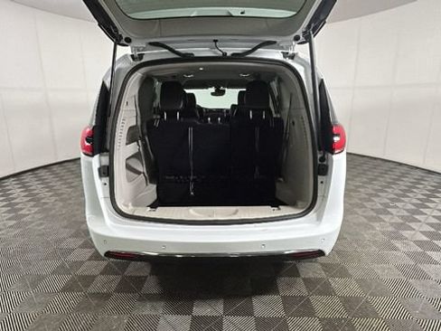 Used 2024 Chrysler Pacifica Touring-L FWD image 27
