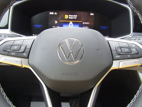 New 2026 Volkswagen Taos SE image 17