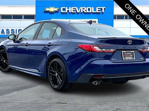 Used 2025 Toyota Camry SE image 4