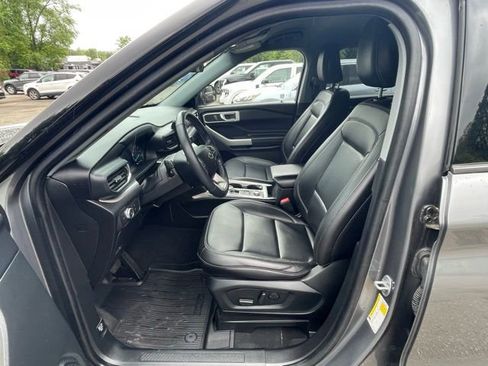 Used 2022 Ford Explorer XLT w/ Equipment Group 202A image 11