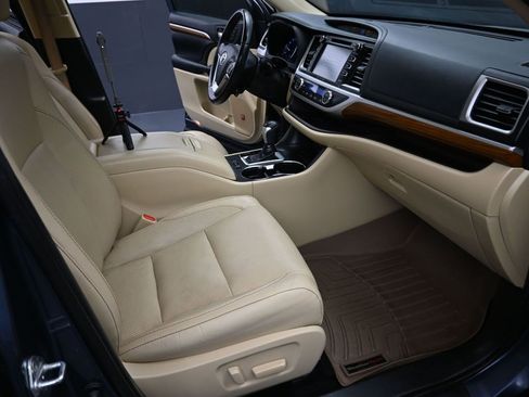 Certified 2019 Toyota Highlander Limited Platinum image 23
