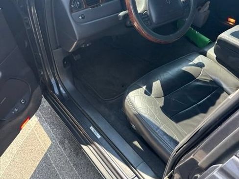 Used 1998 Lincoln Town Car Signature RWD image 10