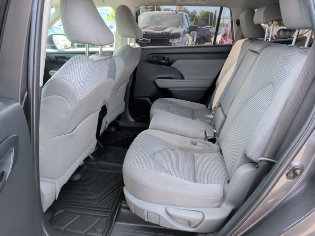 Used 2022 Toyota Highlander LE FWD image 26