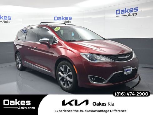 Used 2018 Chrysler Pacifica Limited image 1