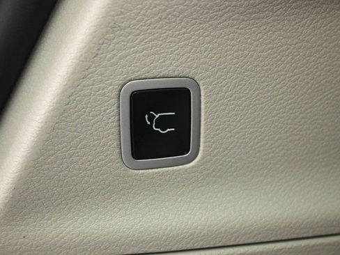 Used 2024 Chrysler Pacifica Touring-L image 16