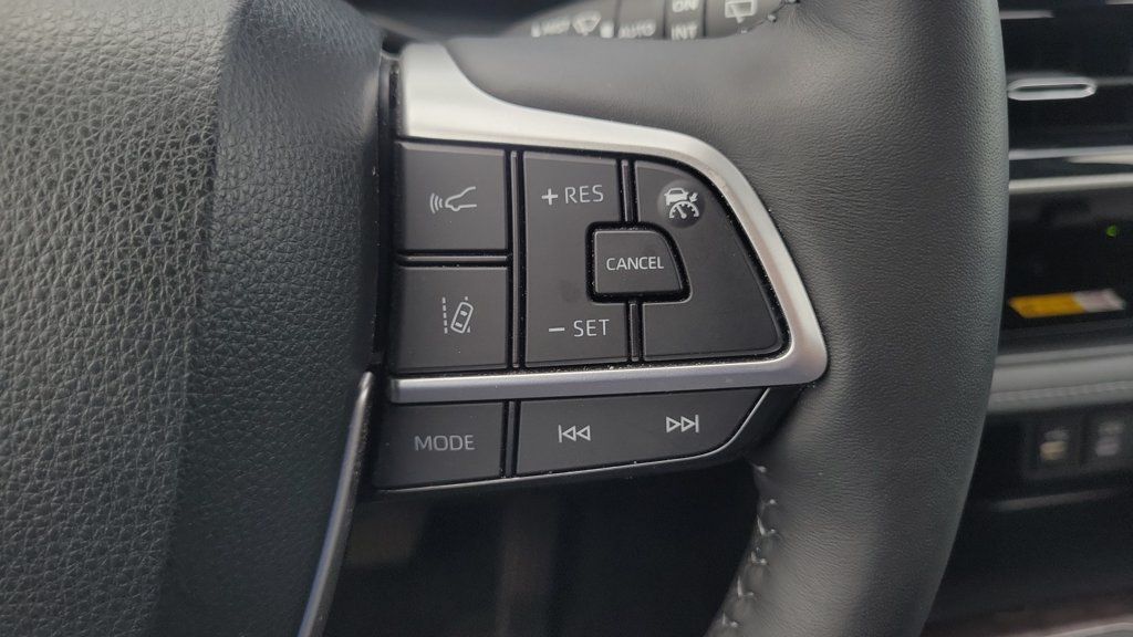 Used 2024 Toyota Highlander Platinum AWD/4WD image 20