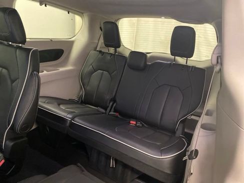 Used 2023 Chrysler Pacifica Limited FWD image 25