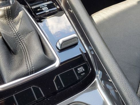 Used 2023 Jeep Compass Latitude image 27