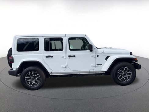 Used 2025 Jeep Wrangler Sahara image 16
