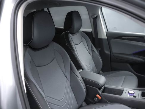 Used 2025 Volkswagen Tiguan SE image 26